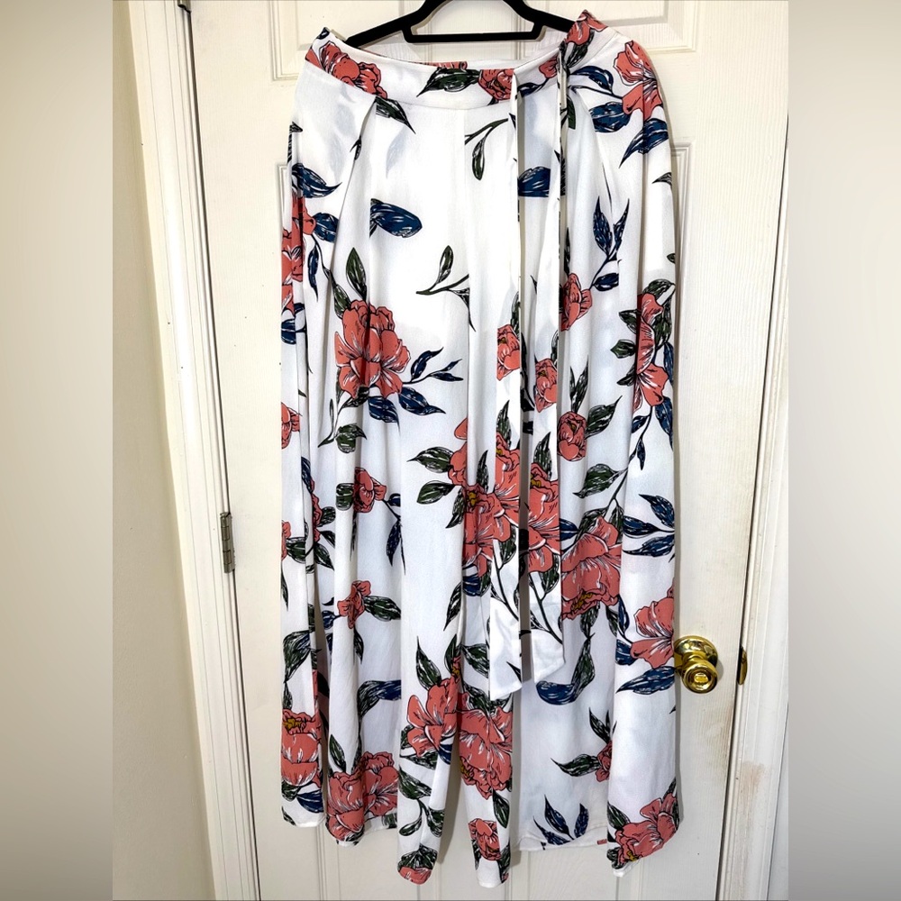 Summer Sale 🔥 Women’s White Floral Summer Pant Size Medium
